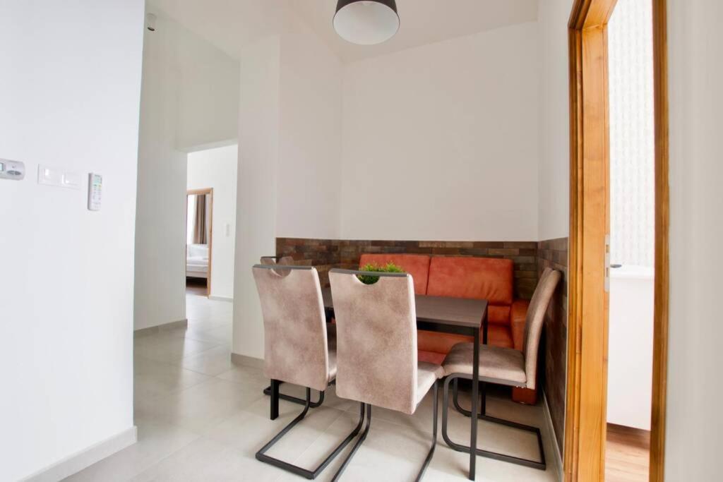 Premium Apartment By Hi5 - Central 3 Bedroom Budapest Eksteriør billede