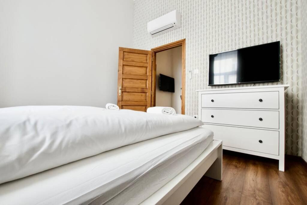 Premium Apartment By Hi5 - Central 3 Bedroom Budapest Eksteriør billede