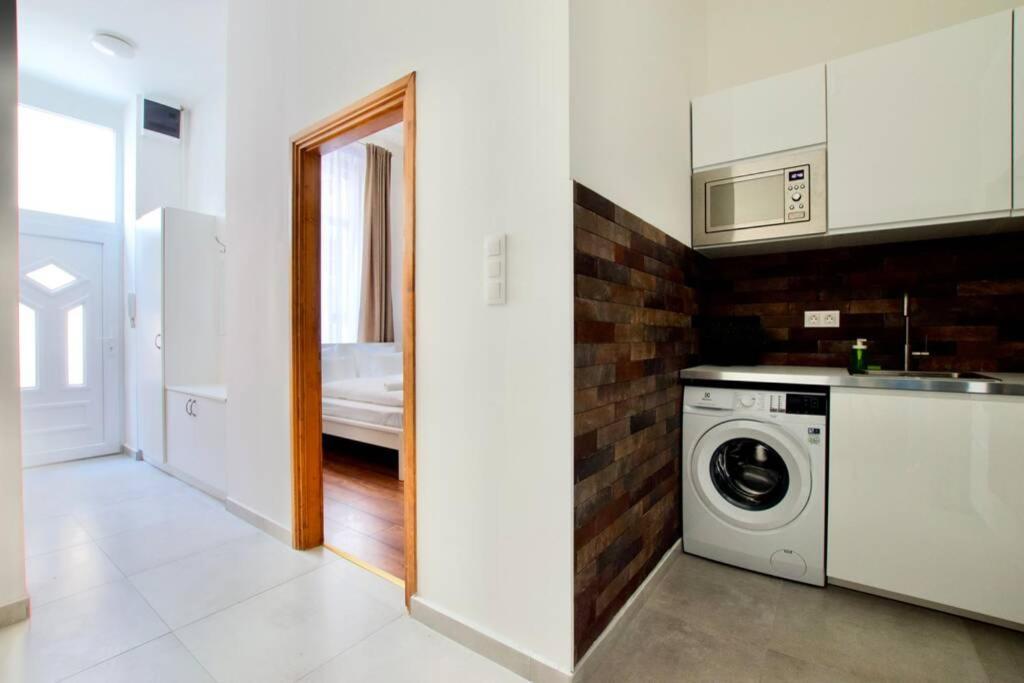Premium Apartment By Hi5 - Central 3 Bedroom Budapest Eksteriør billede