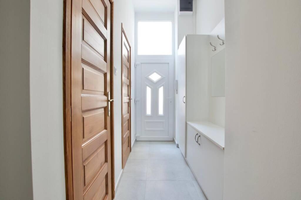 Premium Apartment By Hi5 - Central 3 Bedroom Budapest Eksteriør billede