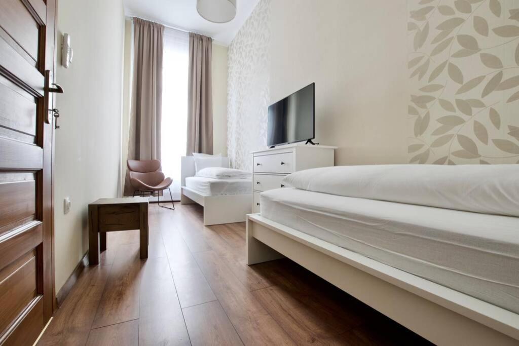 Premium Apartment By Hi5 - Central 3 Bedroom Budapest Eksteriør billede