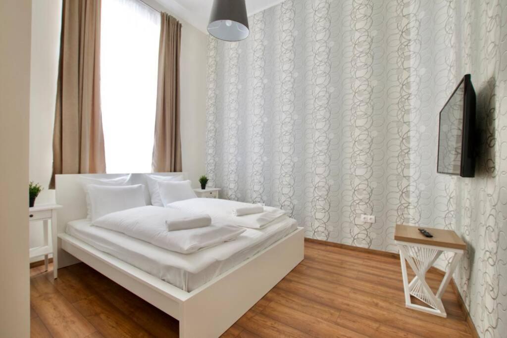 Premium Apartment By Hi5 - Central 3 Bedroom Budapest Eksteriør billede