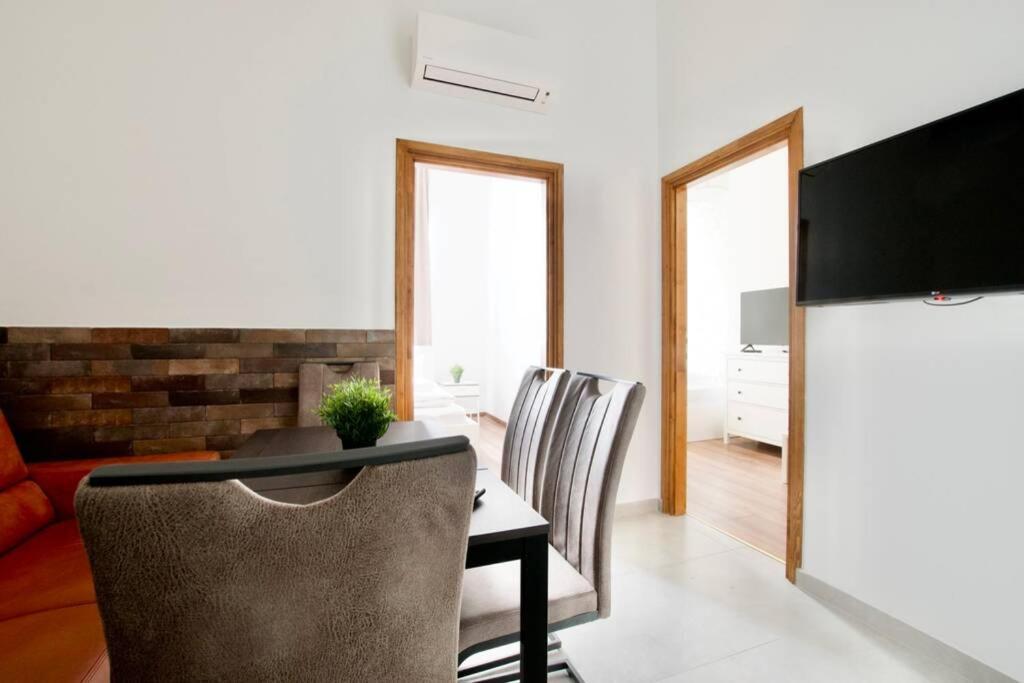 Premium Apartment By Hi5 - Central 3 Bedroom Budapest Eksteriør billede