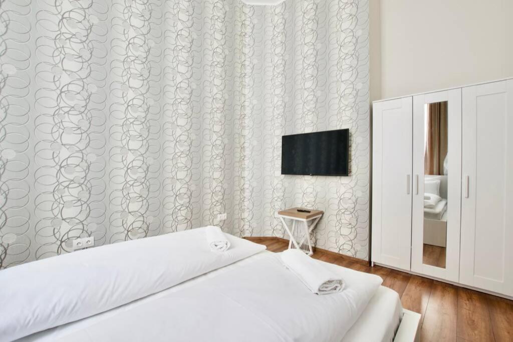 Premium Apartment By Hi5 - Central 3 Bedroom Budapest Eksteriør billede
