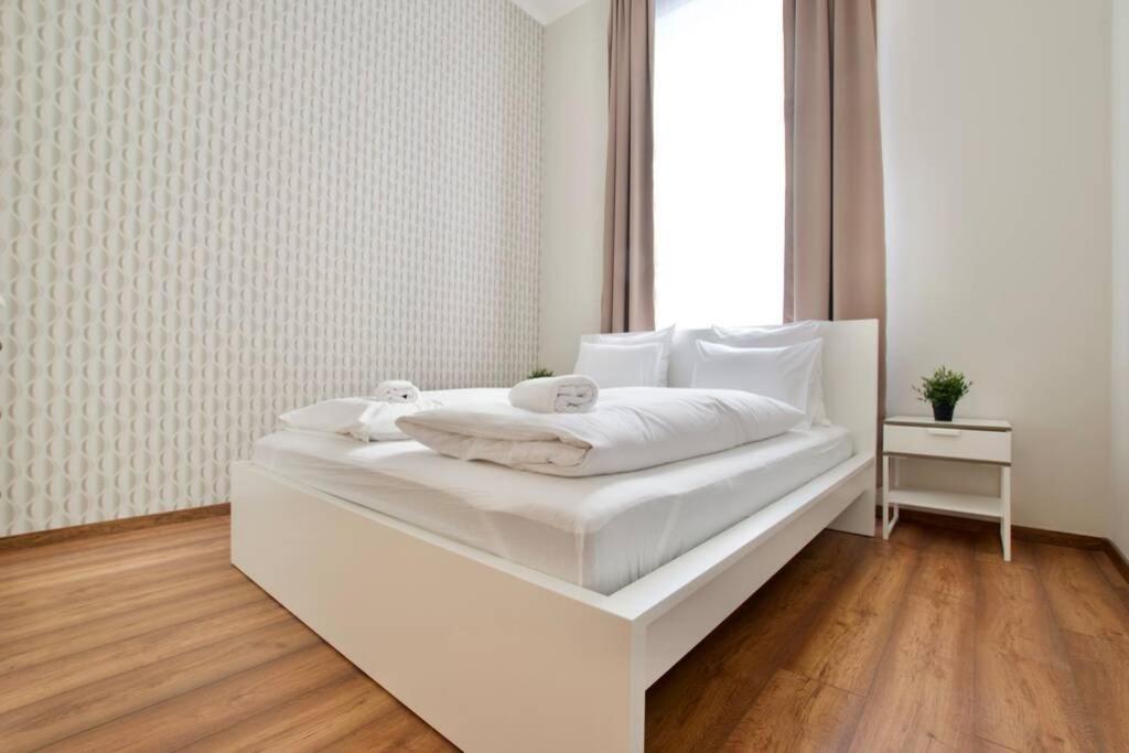Premium Apartment By Hi5 - Central 3 Bedroom Budapest Eksteriør billede