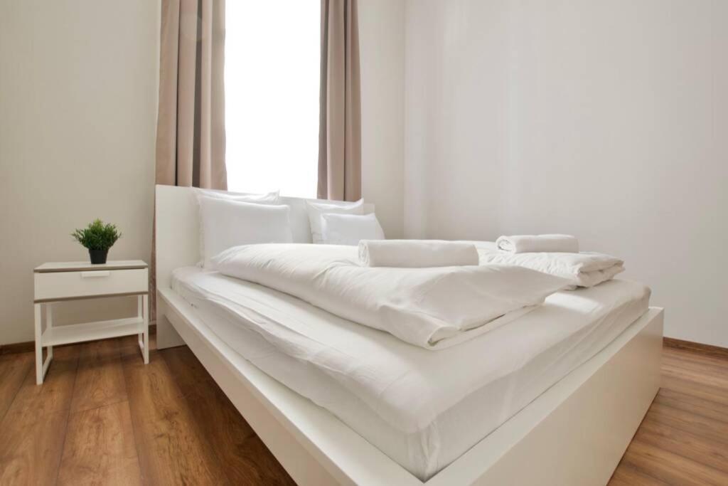 Premium Apartment By Hi5 - Central 3 Bedroom Budapest Eksteriør billede
